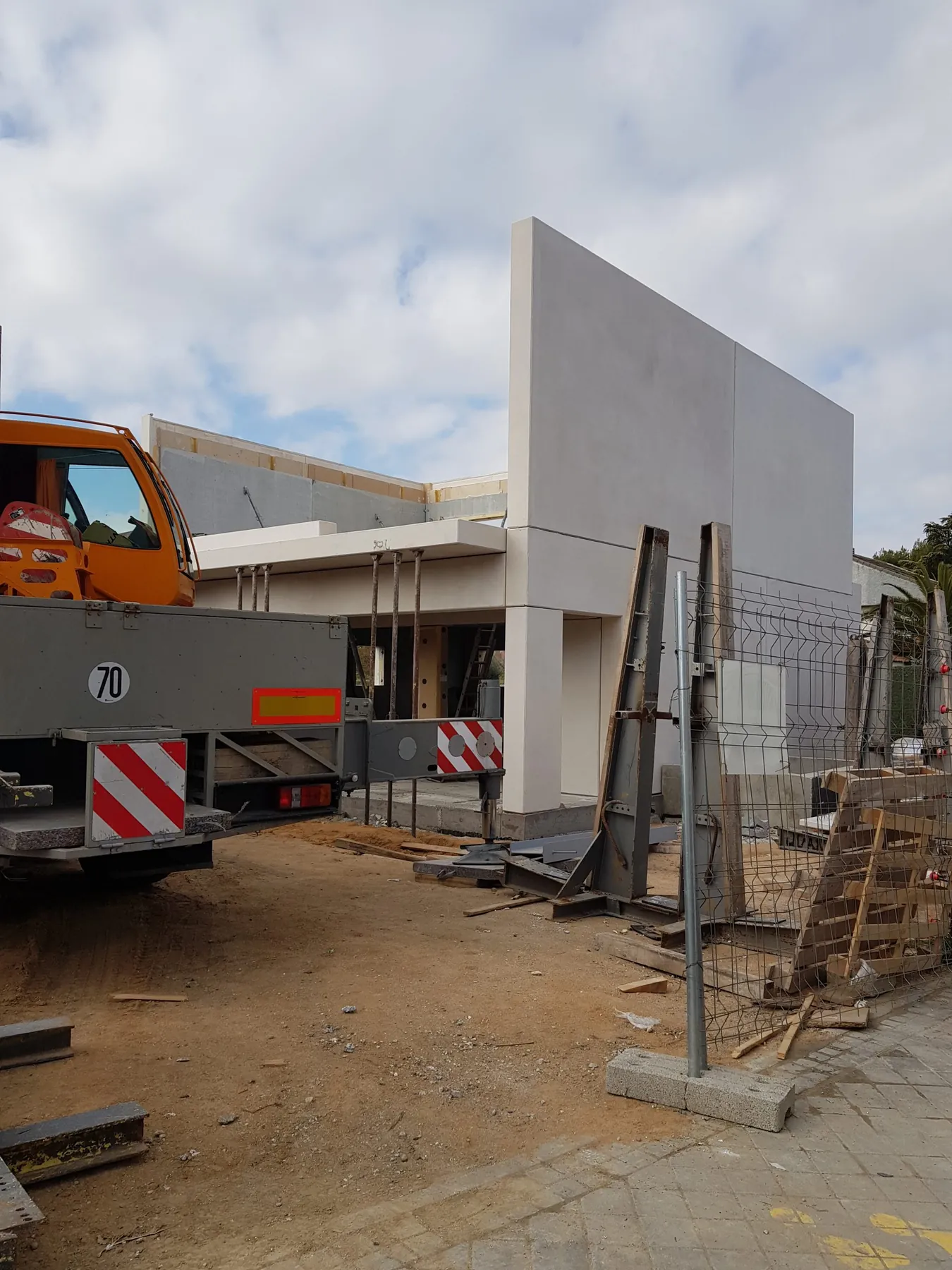 La casa en obra, con la grúa y los paneles de la fachada