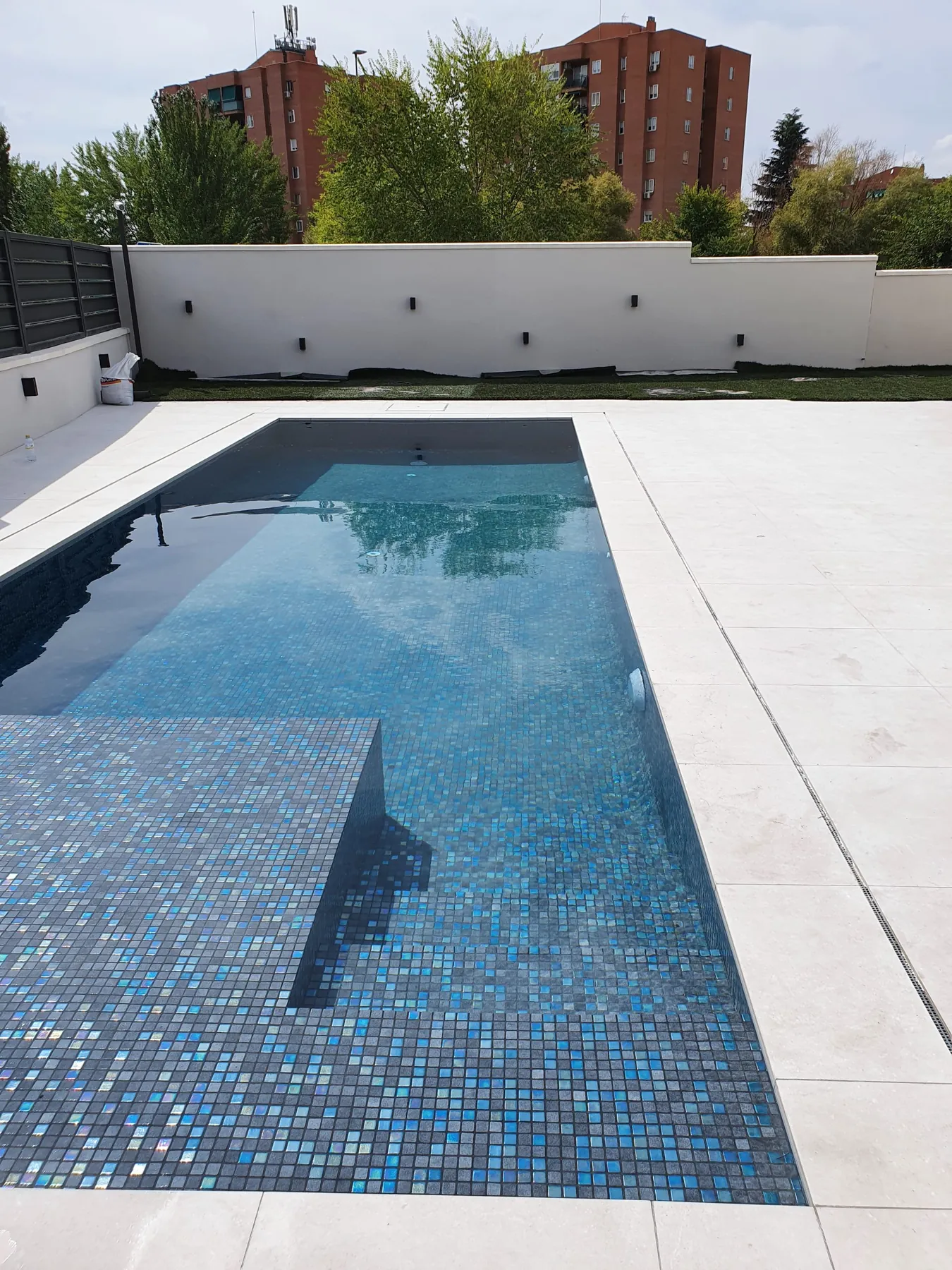 La piscina de la casa, con gresite azul