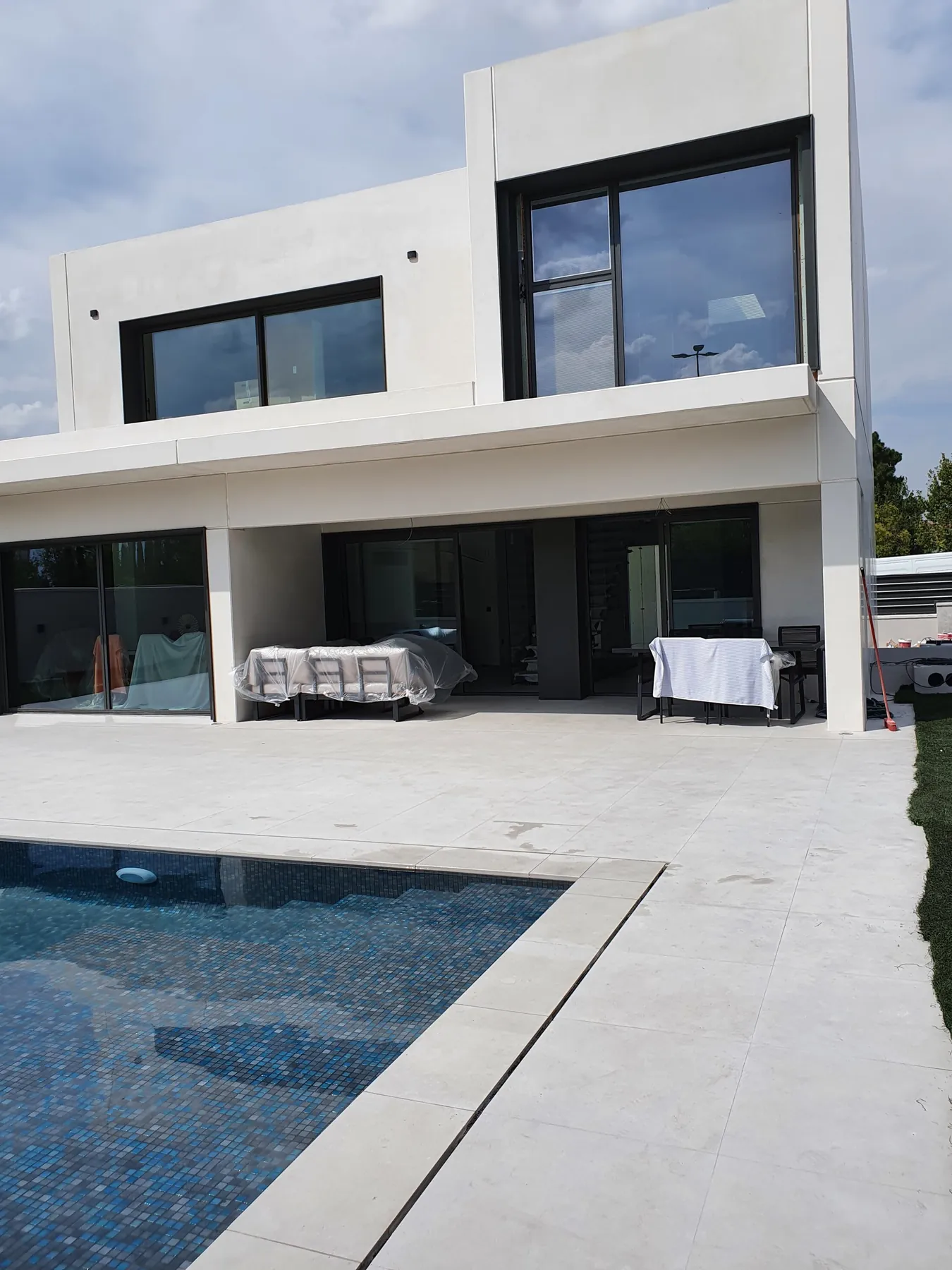La misma casa terminada, con su piscina y su porche