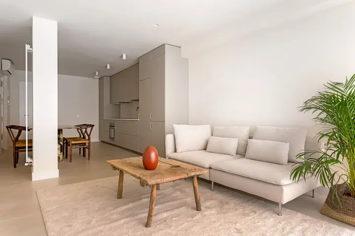 Salón con la cocina abierta al fondo