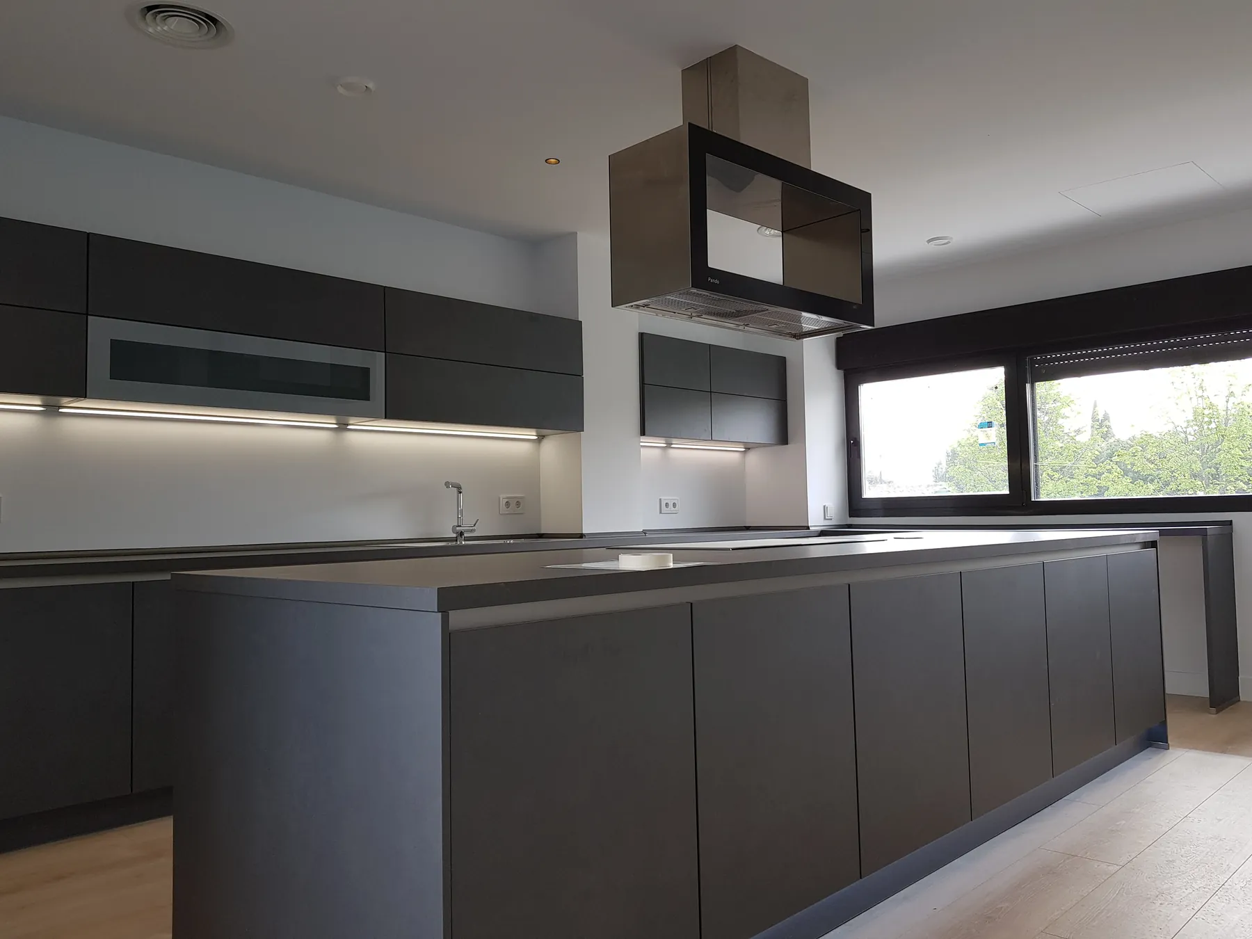 Cocina gris oscuro con isla