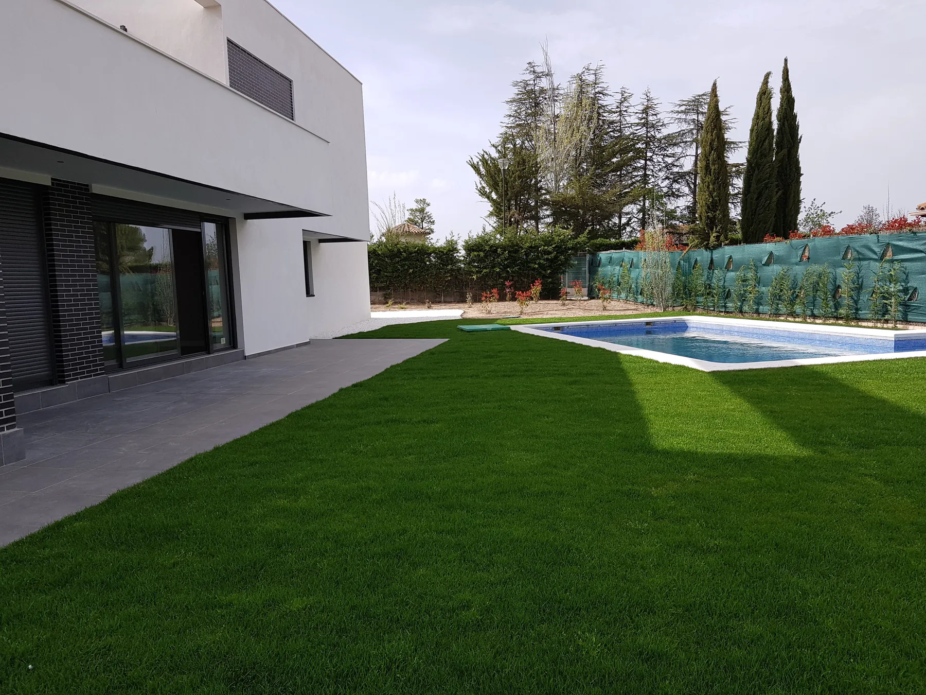 Jardín de césped de la casa terminada
