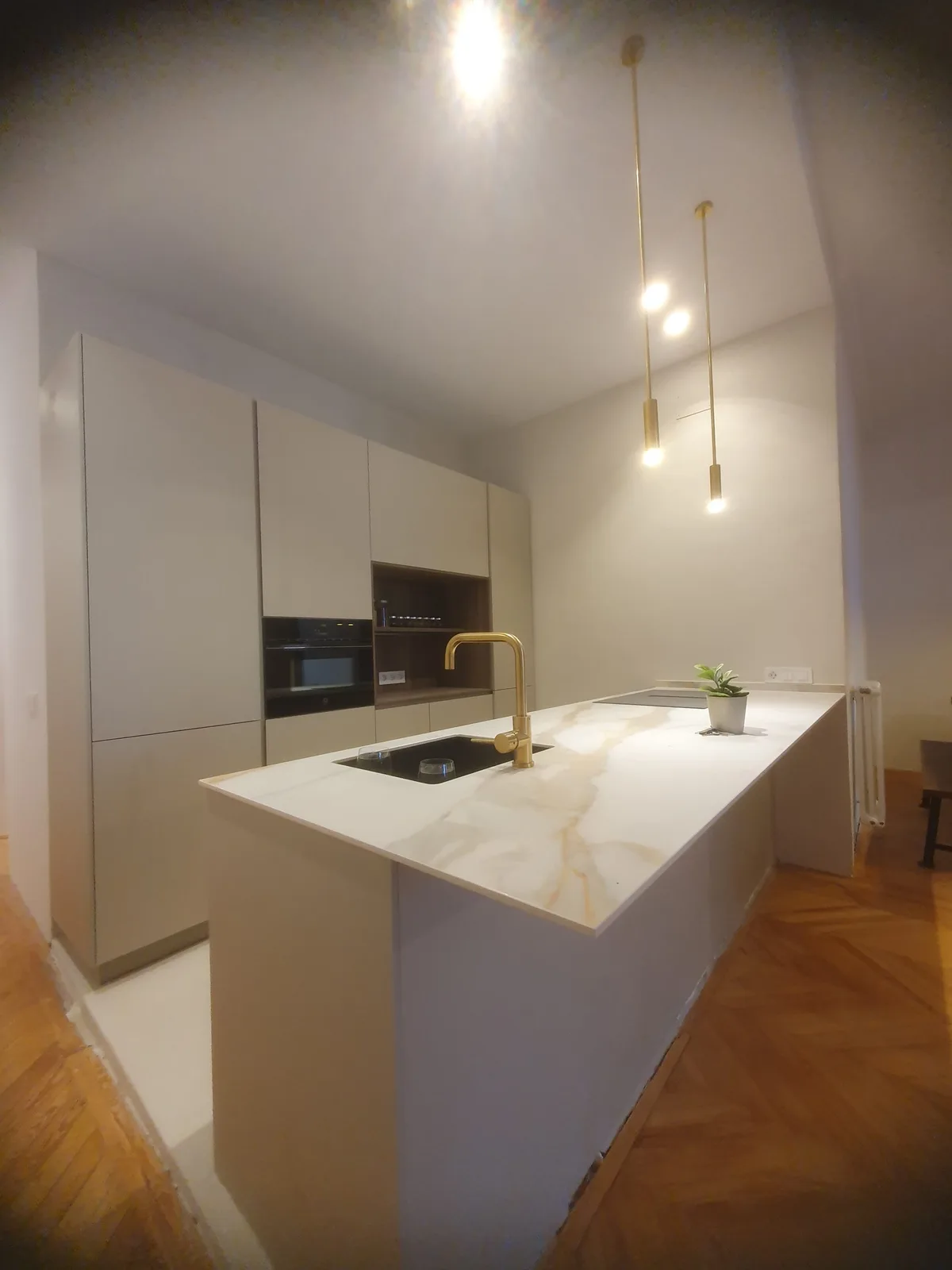 Cocina con isla de una obra de Alax