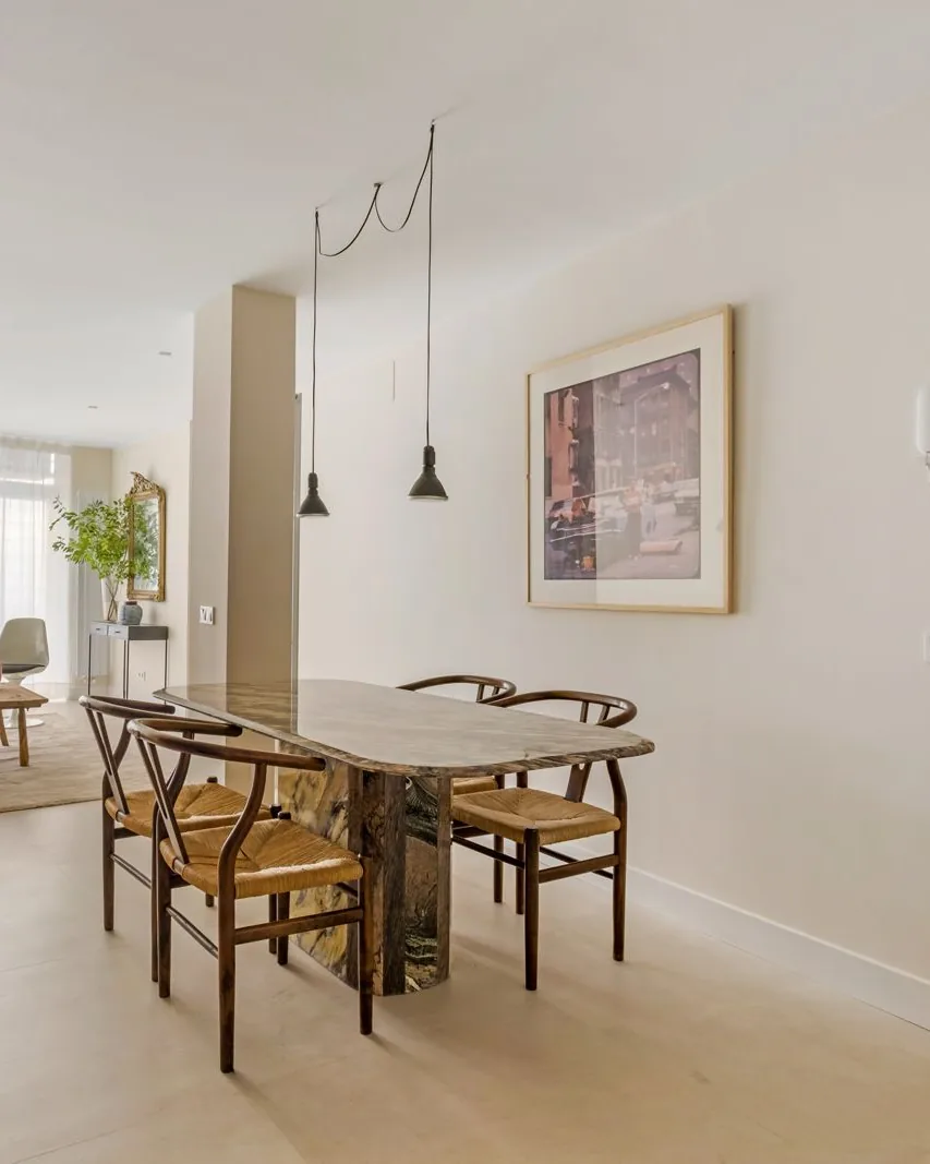 Comedor de un piso reformado por Alax