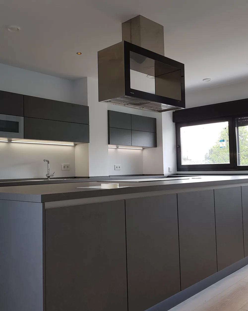 Cocina con isla de una obra de Alax